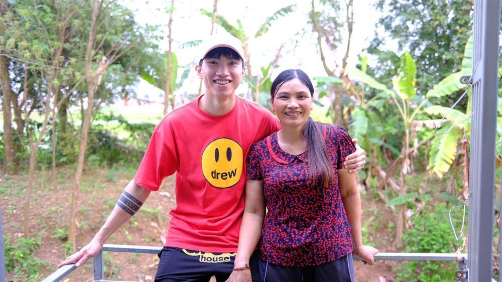 Đoàn Văn Hậu khoe ảnh hiếm bên mẹ, ngoại hình phụ huynh gây sốt-1