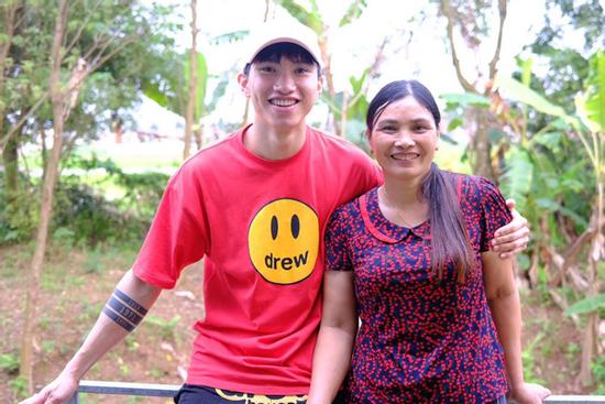 Đoàn Văn Hậu khoe ảnh hiếm bên mẹ, ngoại hình phụ huynh gây sốt