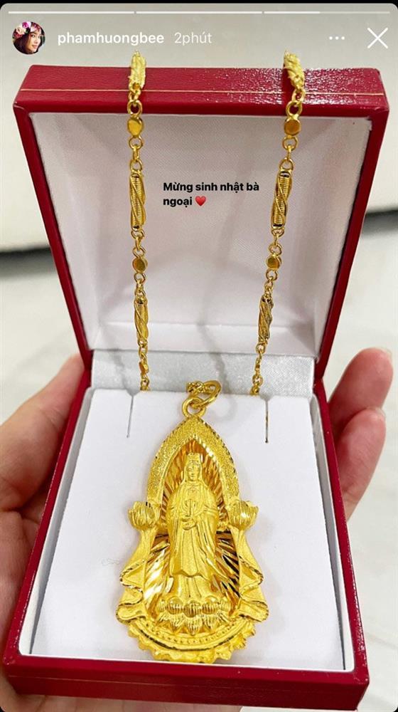 Ngọc Châu và loạt sao Việt chuộng tặng vàng báo hiếu mẹ-8