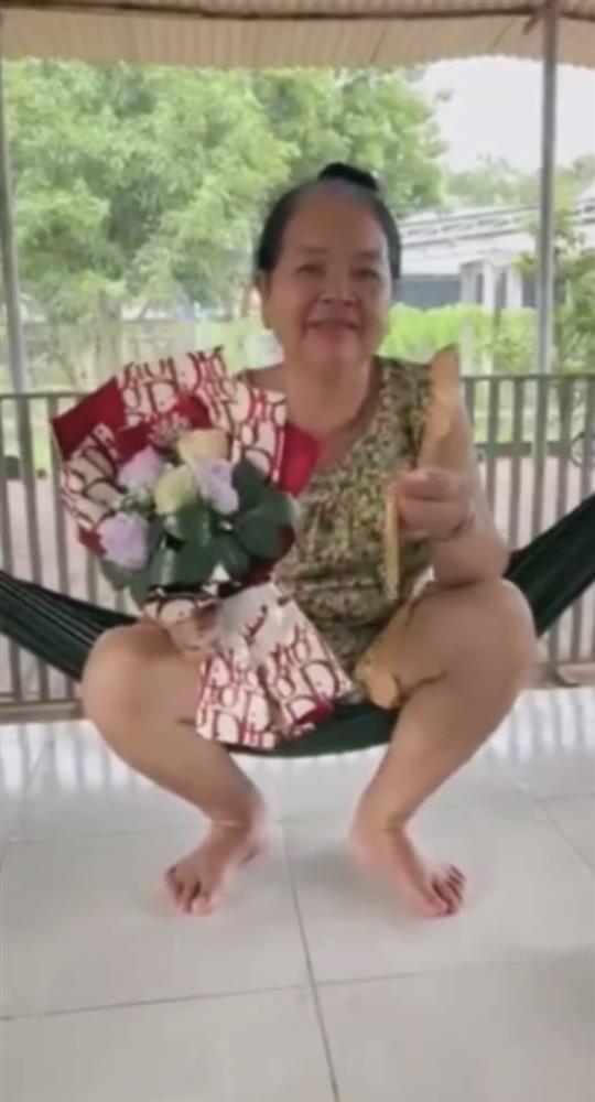 Ngọc Châu và loạt sao Việt chuộng tặng vàng báo hiếu mẹ-2