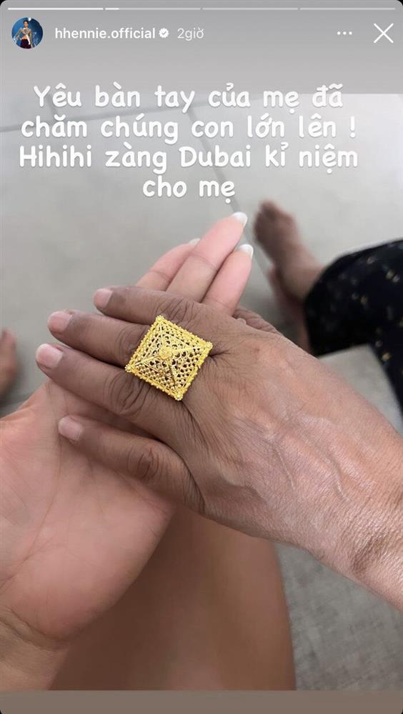 Ngọc Châu và loạt sao Việt chuộng tặng vàng báo hiếu mẹ-6