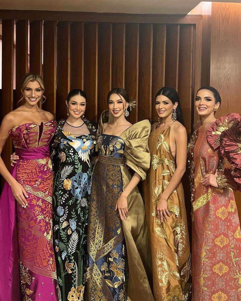 Miss Grand đầu tiên quá đẹp, Thùy Tiên và chị em dè chừng-1