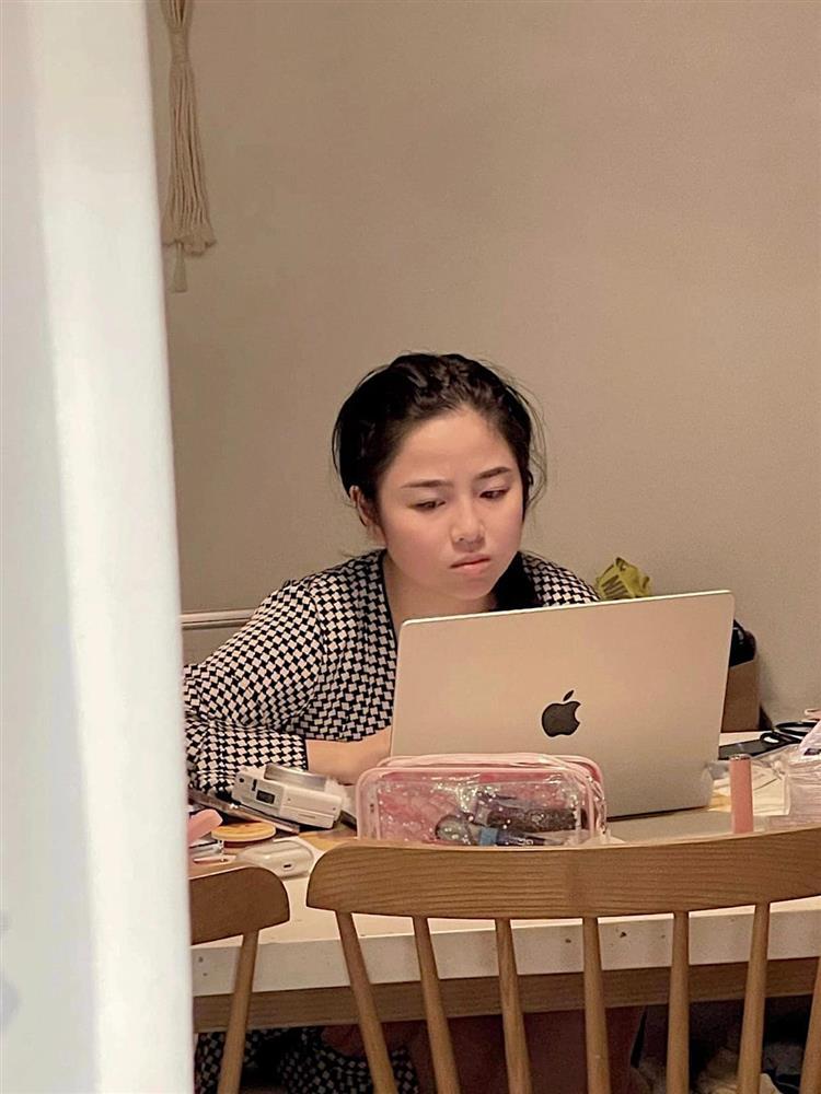 Hot girl đình đám lộ ảnh đầu tóc rối bời khi chăm con mọn-2