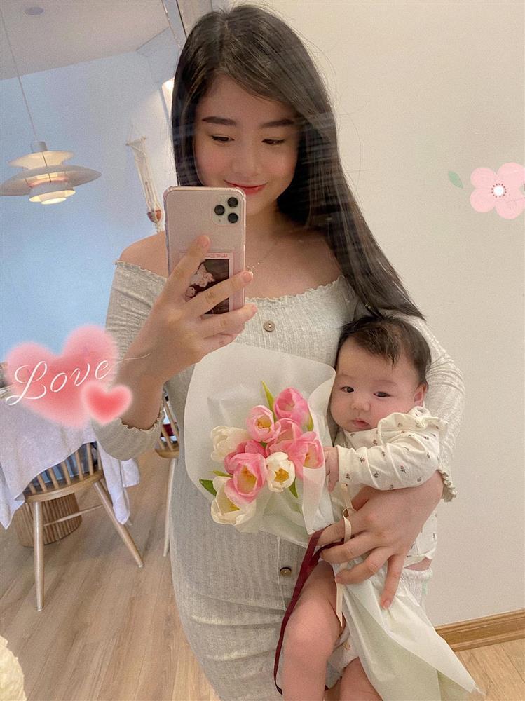 Hot girl đình đám lộ ảnh đầu tóc rối bời khi chăm con mọn-3