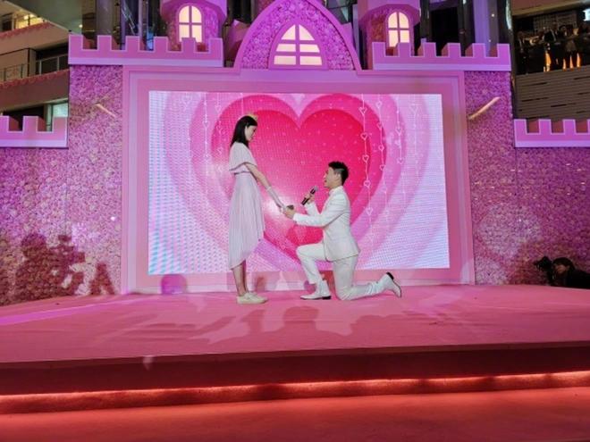 Màn cầu hôn của chồng thiếu gia khiến Hề Mộng Dao xấu hổ-1