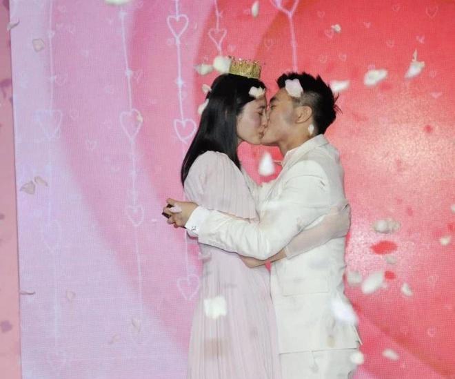 Màn cầu hôn của chồng thiếu gia khiến Hề Mộng Dao xấu hổ-4