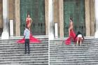 Nữ du khách gây sốc khi chụp ảnh bán khỏa thân trước nhà thờ