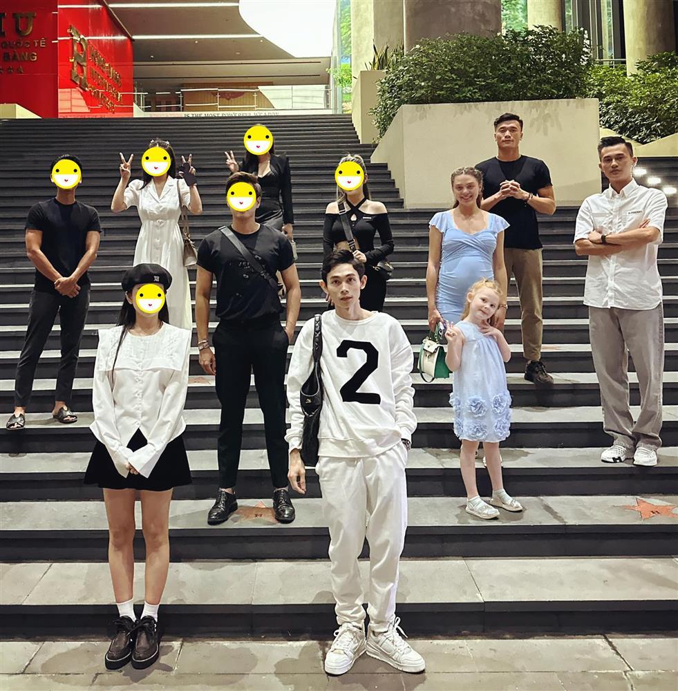 Thủ môn Bùi Tiến Dũng đưa vợ và em gái Tây đi họp lớp-1