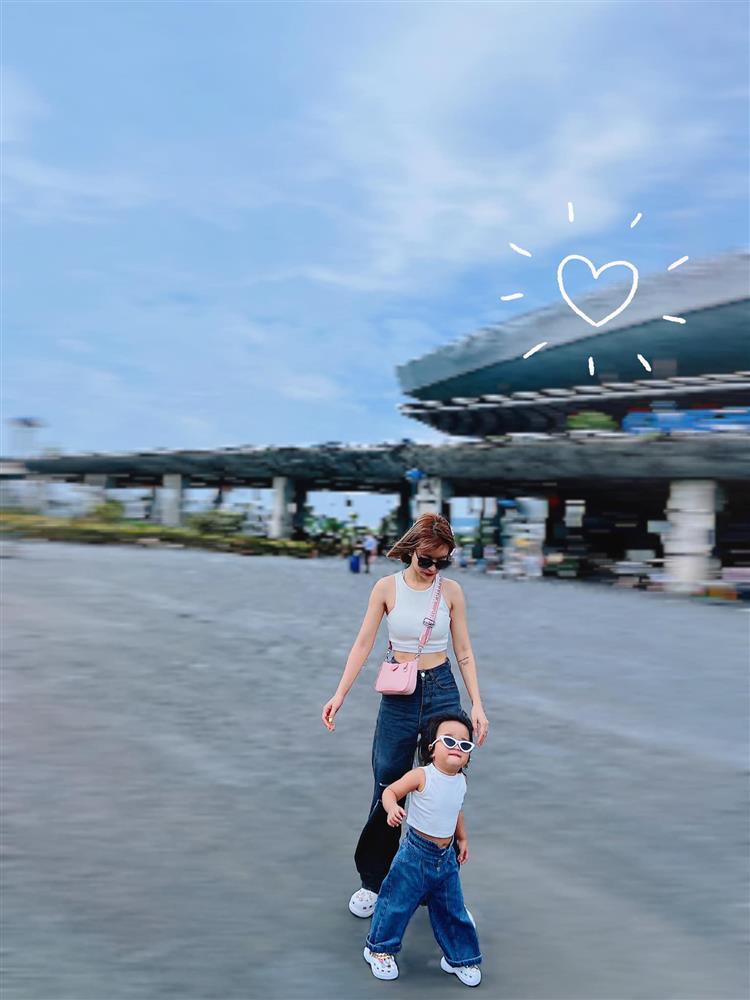 Vợ con Mạc Văn Khoa chăm diện đồ đôi nhất showbiz Việt-1