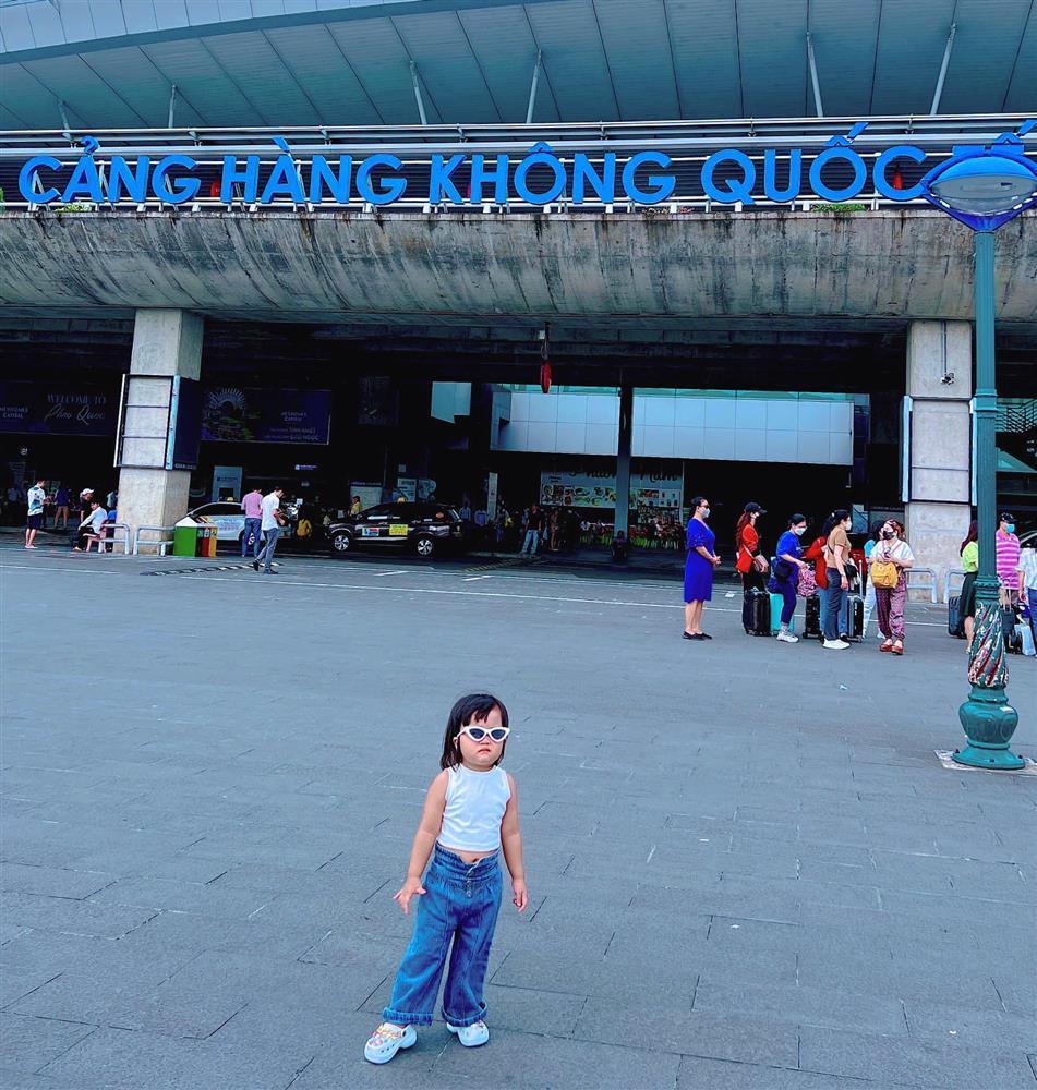 Vợ con Mạc Văn Khoa chăm diện đồ đôi nhất showbiz Việt-2