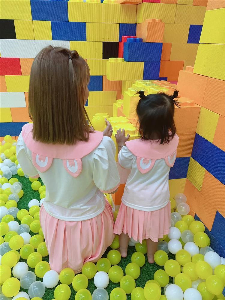 Vợ con Mạc Văn Khoa chăm diện đồ đôi nhất showbiz Việt-3