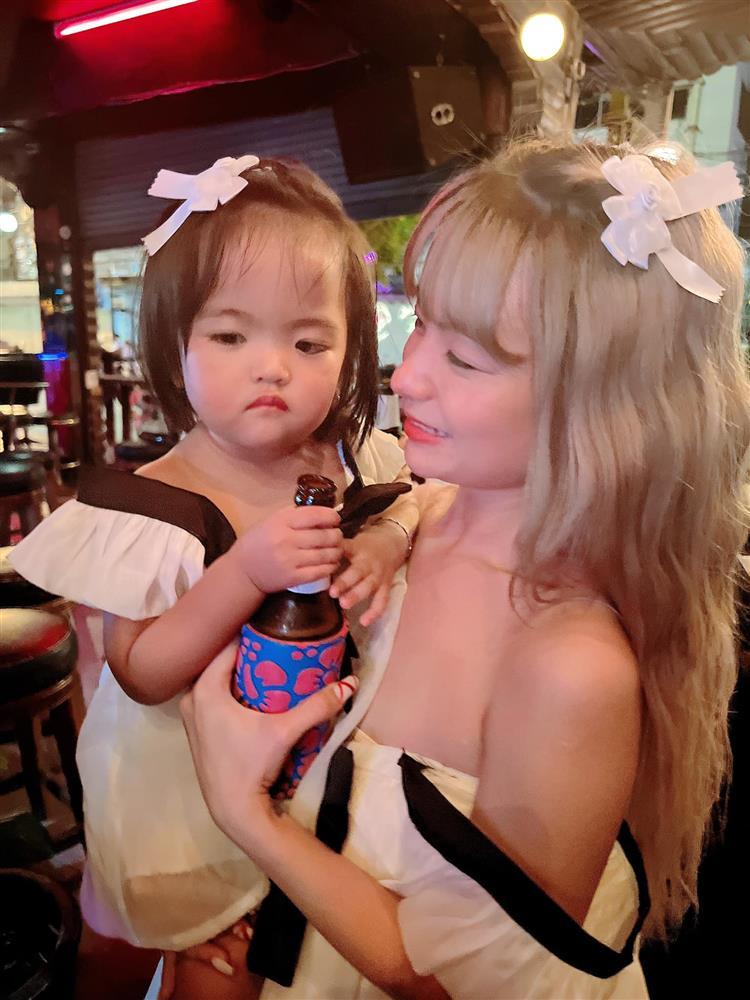 Vợ con Mạc Văn Khoa chăm diện đồ đôi nhất showbiz Việt-4