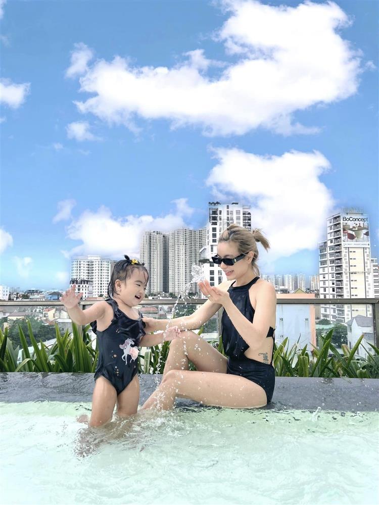 Vợ con Mạc Văn Khoa chăm diện đồ đôi nhất showbiz Việt-6