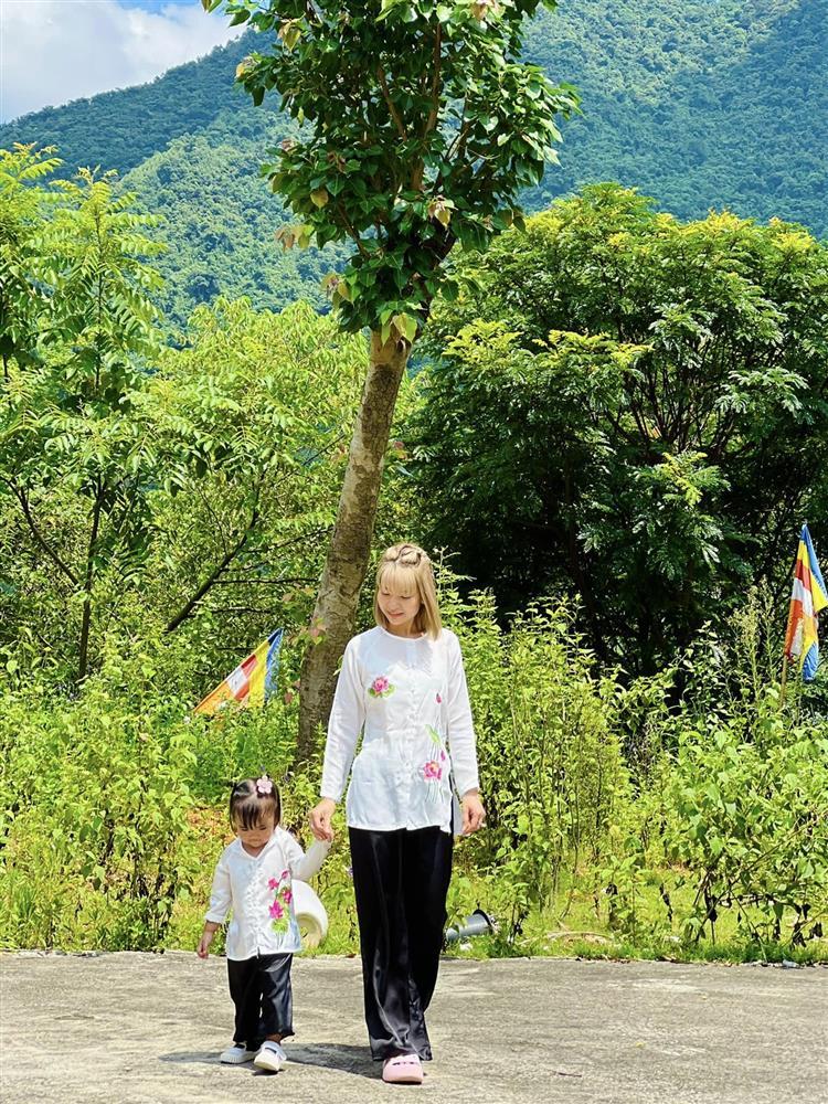 Vợ con Mạc Văn Khoa chăm diện đồ đôi nhất showbiz Việt-7