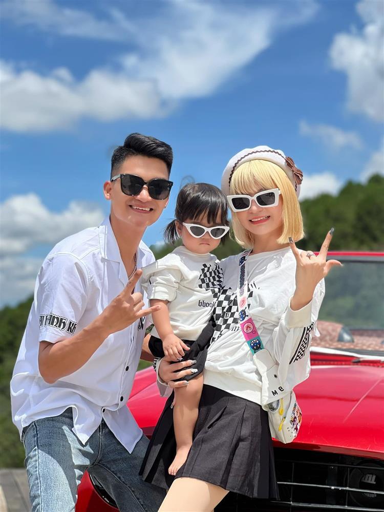 Vợ con Mạc Văn Khoa chăm diện đồ đôi nhất showbiz Việt-8