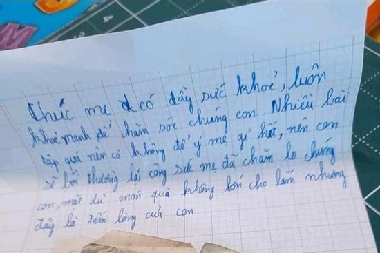 Cậu bé gom tiền lẻ 'bồi thường' mẹ ngày 20/10 kèm thư tay xúc động