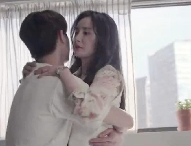 3 cặp chị em có quá nhiều cảnh hôn cháy màn hình-2