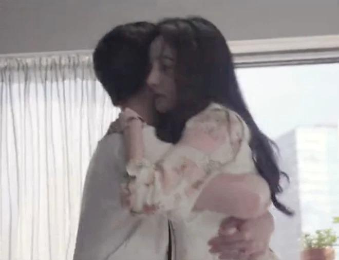 3 cặp chị em có quá nhiều cảnh hôn cháy màn hình-1