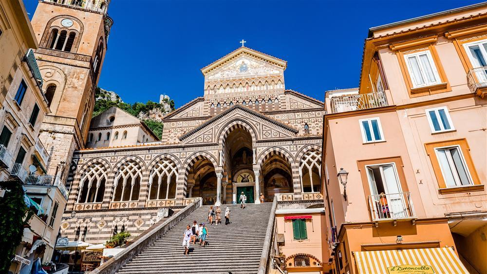 Du khách khỏa thân, tạo dáng phản cảm trước nhà thờ cổ kính gây phẫn nộ-2