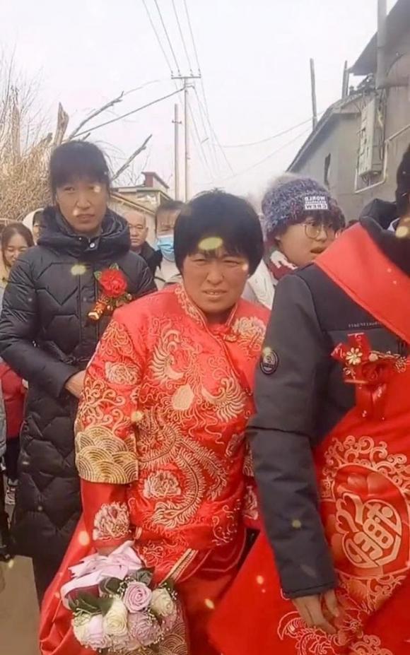 Cặp đôi mới cưới, cô dâu không trang điểm, chú rể nói không quan trọng-3