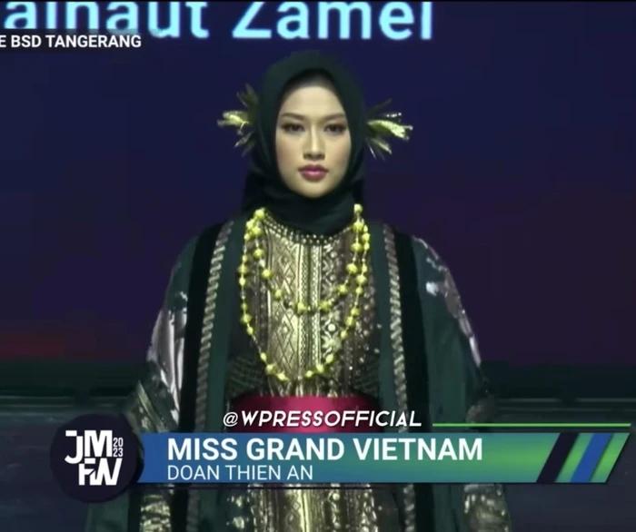 Thiên Ân làm vedette quét sạch sàn diễn thời trang Muslim 2023 tại Indonesia-2