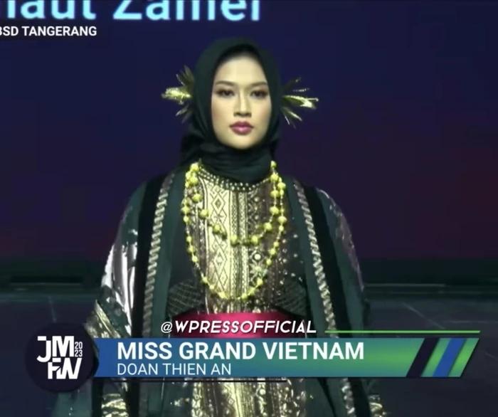 Thiên Ân làm vedette quét sạch sàn diễn thời trang Muslim 2023 tại Indonesia-3