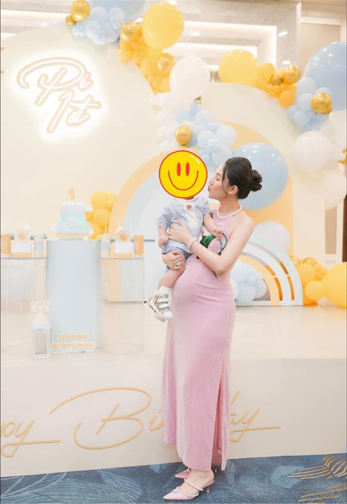 Á hậu Ngô Trà My hiếm hoi khoe bụng bầu sắp đẻ-2