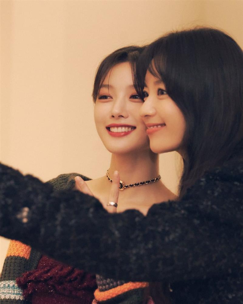 Kim Yoo Jung và Han Hyo Joo chung khung hình sau 12 năm-1