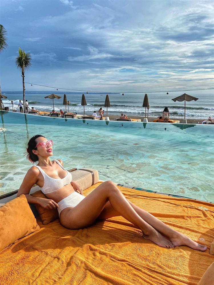 Hà Anh mặc bikini màu nude nhìn giật mình-2