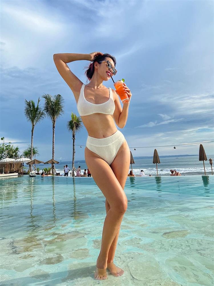 Hà Anh mặc bikini màu nude nhìn giật mình-3