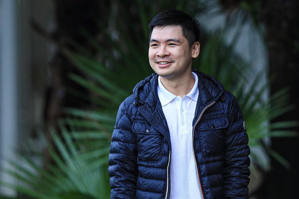 Hôn phu Đỗ Mỹ Linh đến sân tập mời cưới các cầu thủ-5