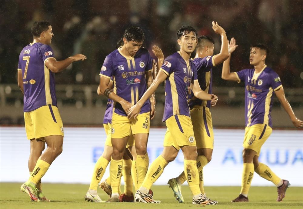 Hôn phu Đỗ Mỹ Linh đến sân tập mời cưới các cầu thủ-7