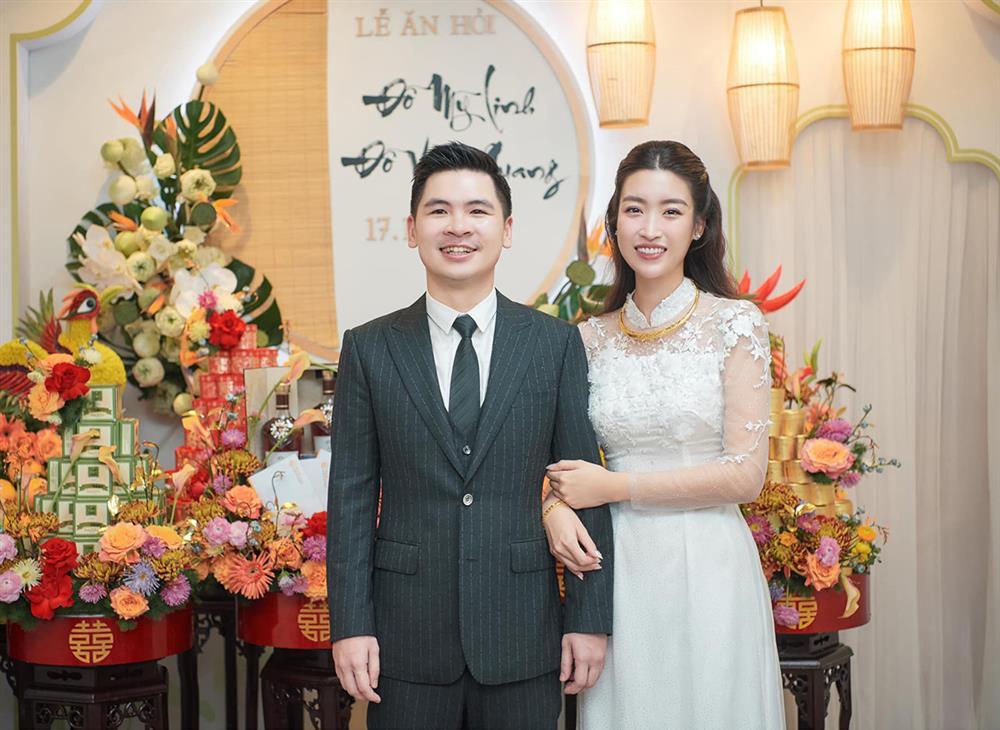 Hôn phu Đỗ Mỹ Linh đến sân tập mời cưới các cầu thủ-6