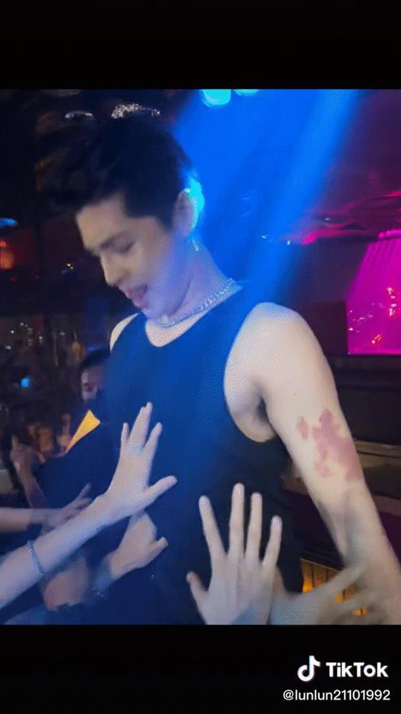 Noo Phước Thịnh diện style MONO đi diễn, mặc khán giả sờ múi-4