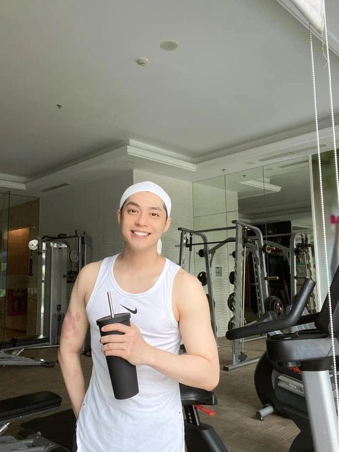 Noo Phước Thịnh diện style MONO đi diễn, mặc khán giả sờ múi-5