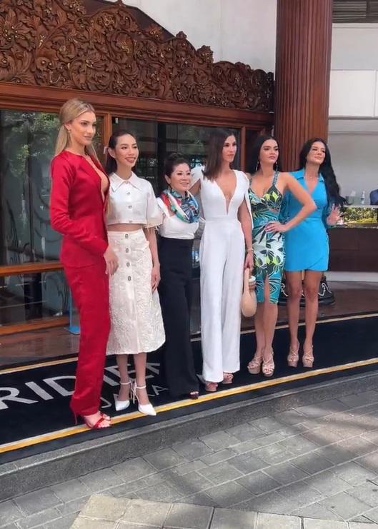 Thùy Tiên nhỏ xíu, như học sinh bên Miss Grand 2019-1