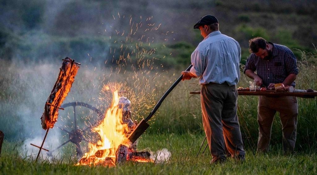 Asado (Argentina): Với người Argentina, tiệc thịt nướng không đơn thuần là bữa ăn, mà là sự kiện ẩm thực và xã hội, trong đó bạn bè và người thân cùng chia sẻ niềm vui của việc nấu ăn ngoài trời. Asado thường dùng thịt bò, được tẩm ướp đặc biệt, nướng trên giá đặc biệt với than hoặc củi. Sau khi chín, thịt sẽ được cắt và ăn kèm nhiều món khác. Ảnh: Istock.