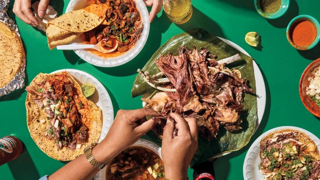 Barbacoa (Mexico): Thịt được nướng trong các lò dưới lòng đất theo phương thức đặc biệt. Đầu tiên, một hố được đào xuống, lát đá ở đáy và vách hố, sau đó thêm một lớp củi cháy, cuối cùng phủ lớp lá dứa sợi. Thịt được đặt trên lá, rồi hố được phủ và bịt kín. Một đống lửa được đốt lên trên để xua đuổi động vật. Thịt sẽ được nướng chín qua đêm, đem lại hương vị đặc biệt ấn tượng. Ảnh: Insider.