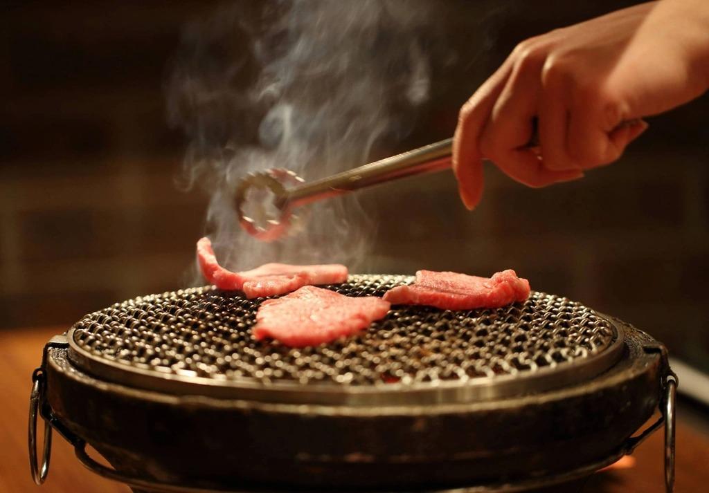 Yakiniku (Nhật Bản): Đây là kỹ thuật nướng thịt và rau củ được cắt miếng vừa ăn trên bếp nướng tại bàn. Thông thường, các loại thịt được sử dụng gồm bò, lợn, gà và các loại hải sản có vỏ. Điều thú vị là thịt không được tẩm ướp trước khi nướng mà để nguyên bản. Vô số loại sốt chấm và nước chấm được phục vụ kèm theo, từ xì dầu, sốt miso đến sốt dầu tỏi. Ảnh: The Japan Times.