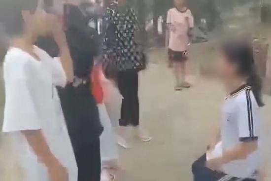 Nữ sinh bị đánh hội đồng, bắt quỳ và hứa không kể với ai