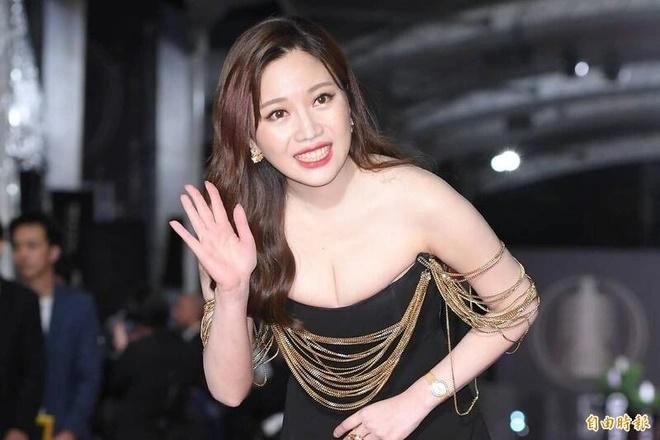 MC Thái Thượng Hoa bị chỉ trích mặc phản cảm trên thảm đỏ-2