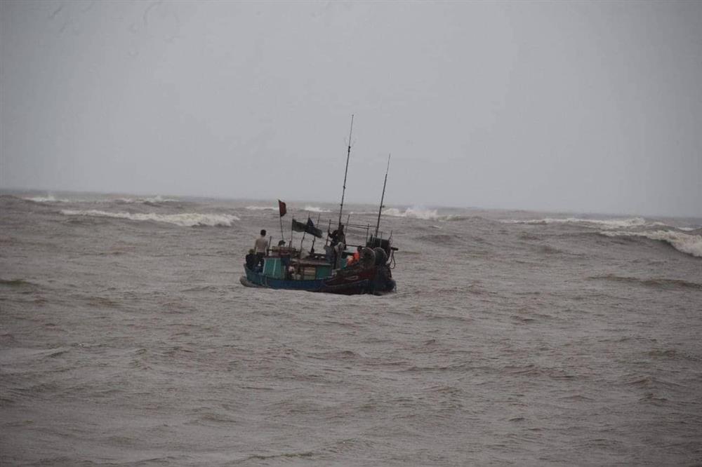 Tàu cá Quảng Trị chìm trên biển, 2 thành viên may mắn được cứu-1