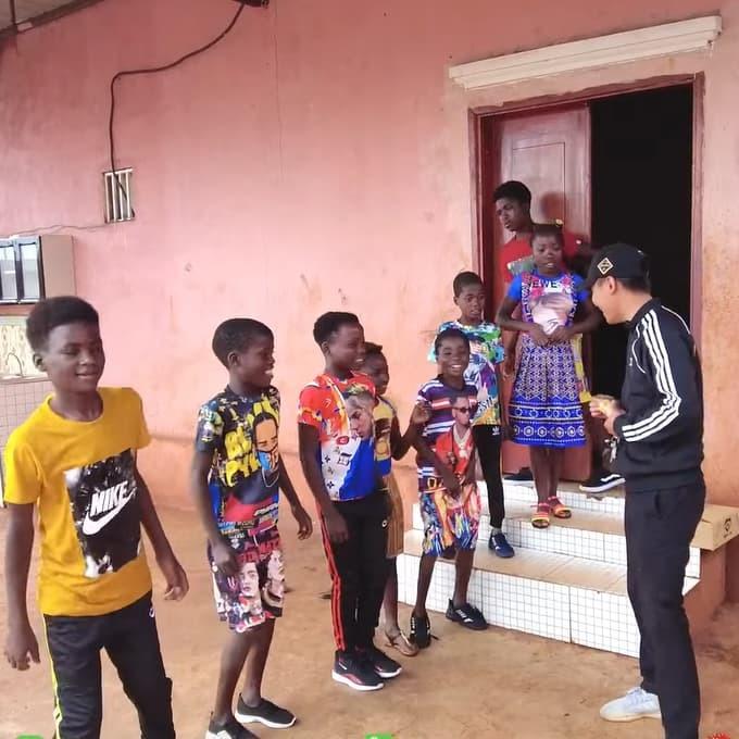 Quang Linh Vlog bất ngờ khoe có con, lộ chi phí khủng chăm nuôi-1