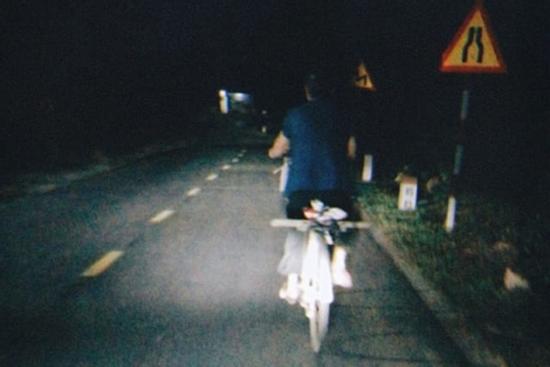 Đi đường đêm, cô gái suýt gây hiểu lầm nhưng nhận về 'triệu like'