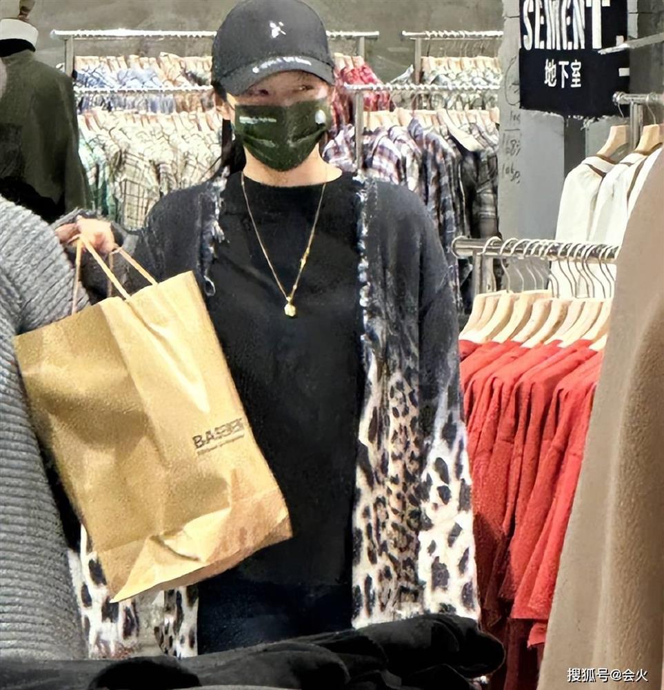 Quan Hiểu Đồng sắc vóc nổi bật nhưng lên đồ khó mê-1