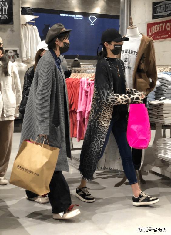 Quan Hiểu Đồng sắc vóc nổi bật nhưng lên đồ khó mê-3