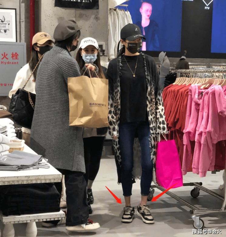 Quan Hiểu Đồng sắc vóc nổi bật nhưng lên đồ khó mê-5