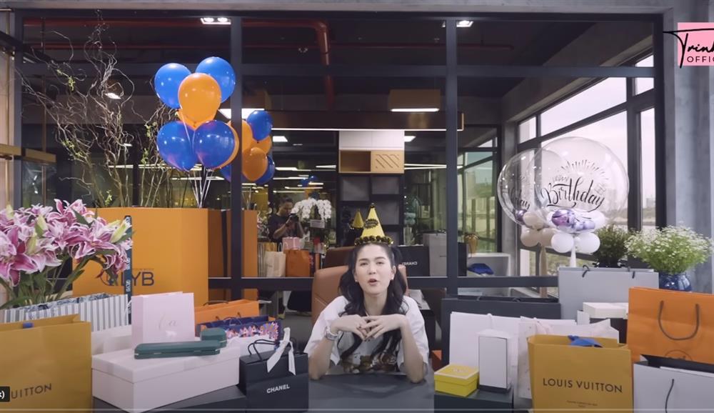 Ngọc Trinh đập hộp quà sinh nhật tuổi 33: Có món cực í ẹ-1