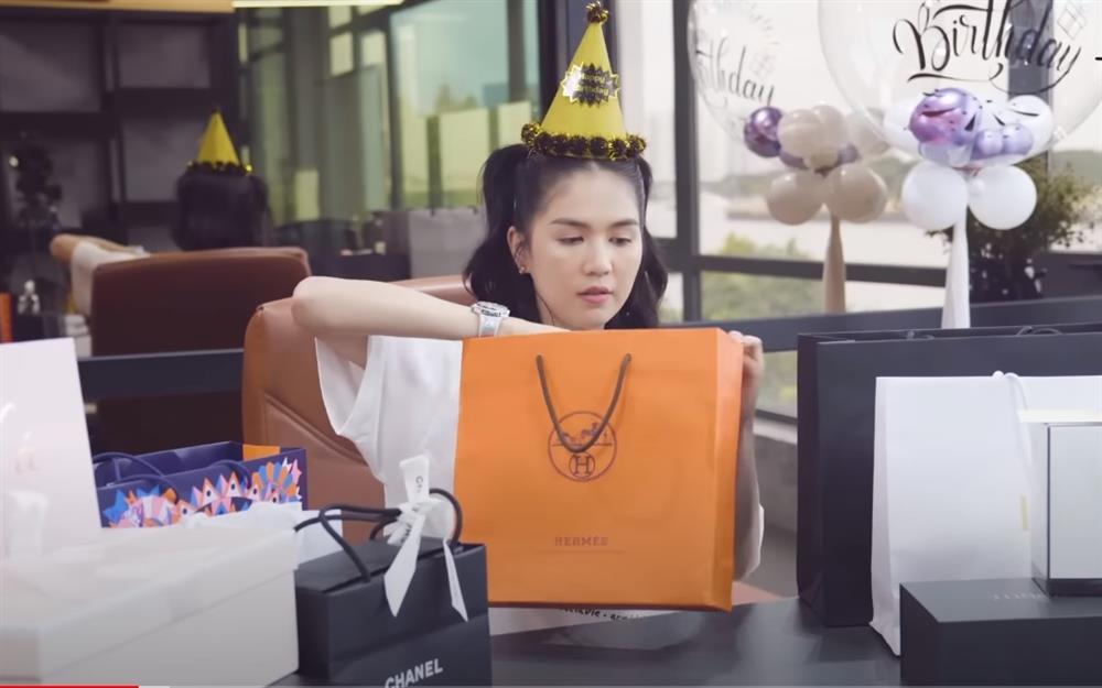Ngọc Trinh đập hộp quà sinh nhật tuổi 33: Có món cực í ẹ-2