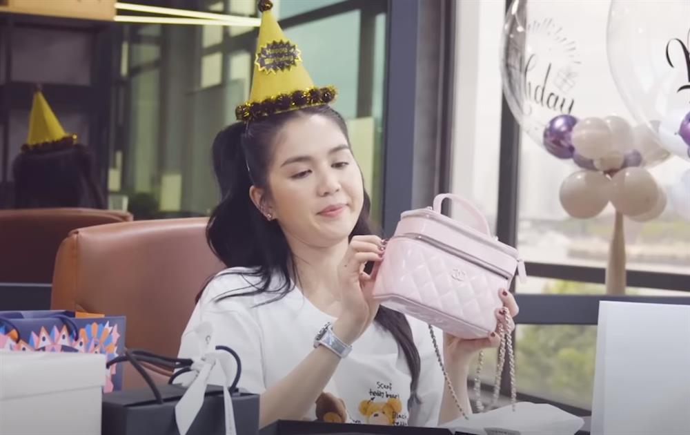 Ngọc Trinh đập hộp quà sinh nhật tuổi 33: Có món cực í ẹ-3